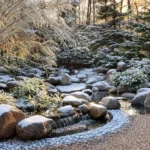 Un jardin zen recouvert d'une fine couche de neige